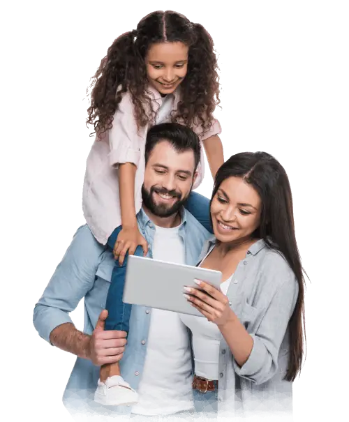 Une famille partageant un moment de lecture et de création d'histoires avec Monistoire